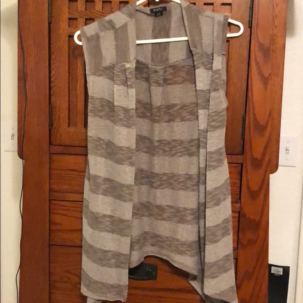 Sleeveless mid-length duster size L